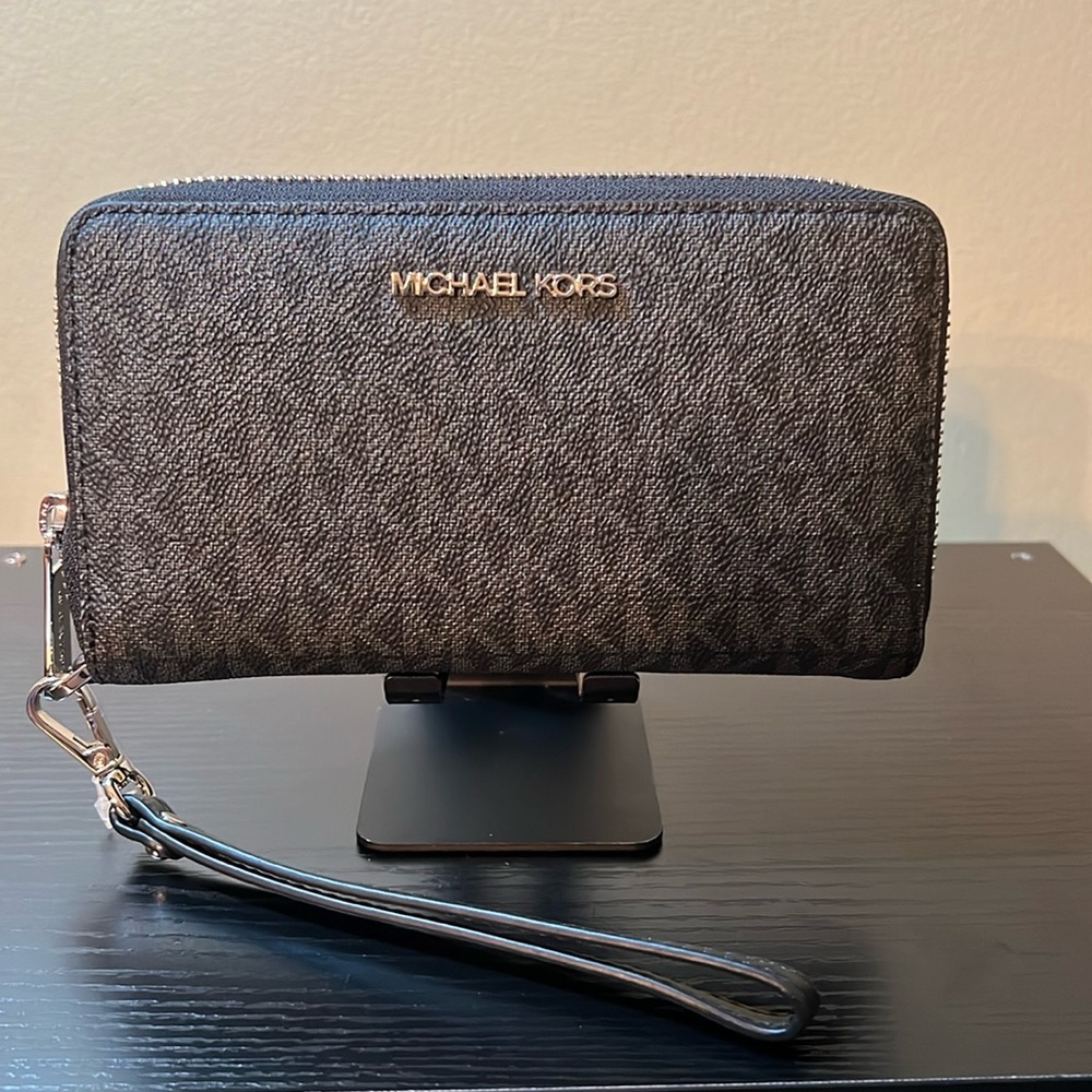 Brand new Michael Kors Jet Set Travel wallet/wristlet holder with phone holder
